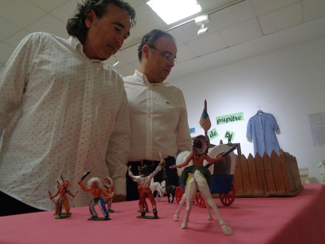 Hector Díaz y Alfonso Cuesta contemplan uno de los apartados de la exposición