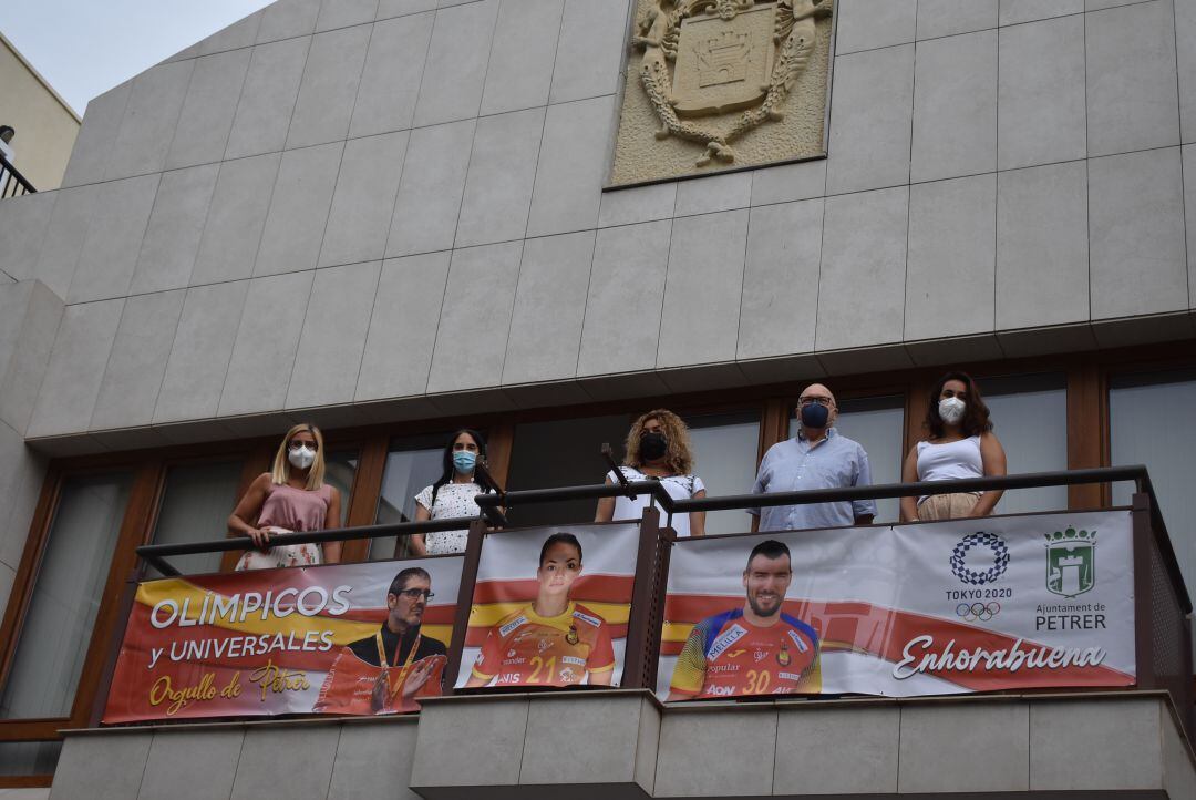 La pancarta estará en el balcon del ayuntamiento hasta que finalicen los JJ. OO.