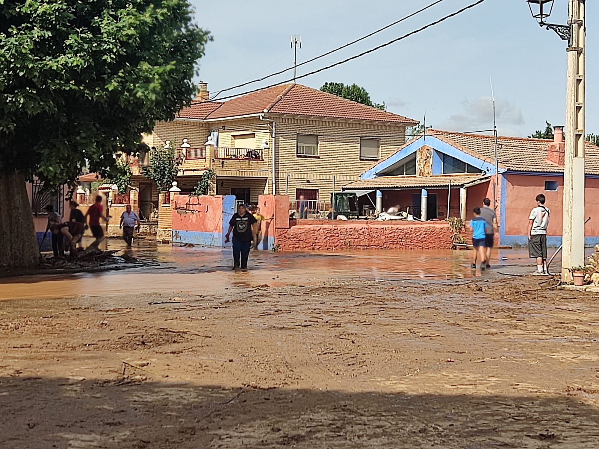 Trabajos de reparación y limpieza en Azuara (Zaragoza) tras las fuertes tormentas e inundaciones. Fecha de la imagen: 15/06/2025