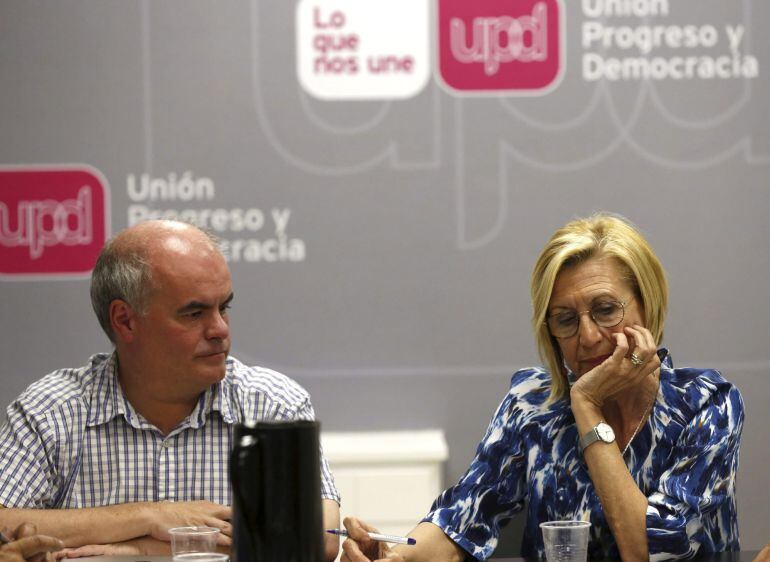 GRA247. MADRID, 25/05/2015.- La líder de UPyD, Rosa Díez, junto al diputado nacional, Carlos Martínez Gorriarán, durante la reunión del Consejo de Dirección de UPyD celebrada esta tarde, para analizar los resultados de las elecciones autonómicas y locales