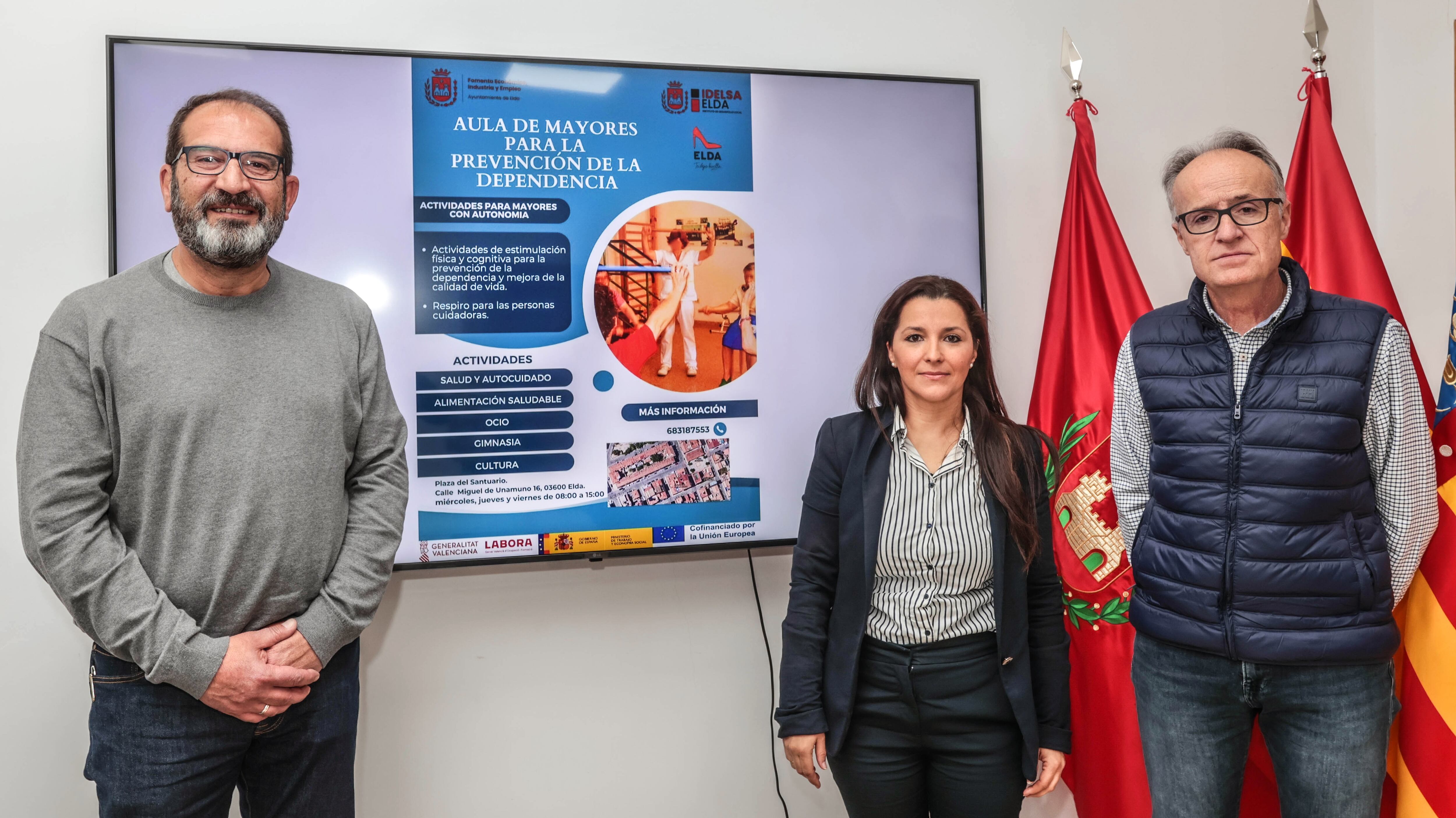 David Guardiola, concejal de Personas Mayores de Elda junto a Elizabeth Belda, concejala de Fomento Económico, Industria y Empleo y José Antonio Fernández, director de los talleres de empleo