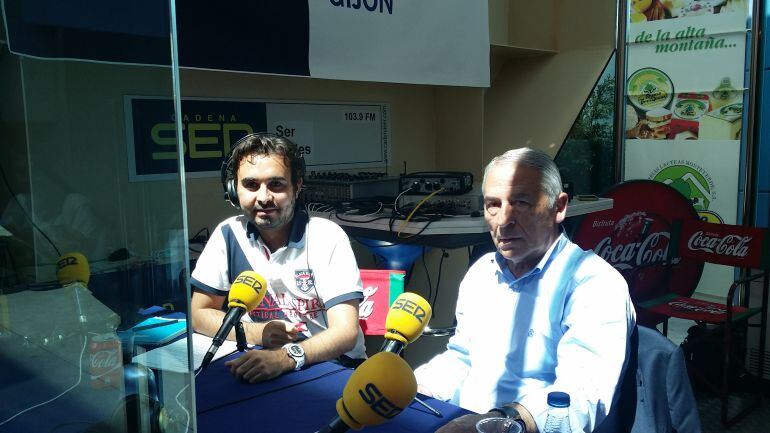 Antonio Veiga con David González en el stand de SER Gijón en la Feria de Muestras.