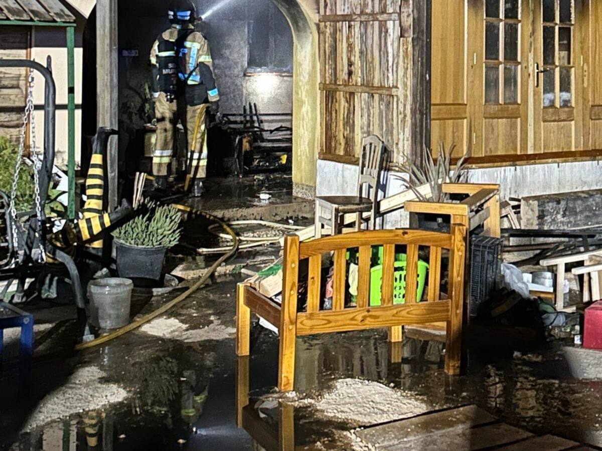Un herido al intentar apagar el incendio de su vivienda de madera en Sangonera la Seca