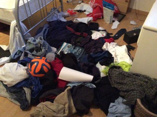 la habitación de un adolescente desordenada, colgada por su madre en el portar mums.net para contar lo que se encuentran cuando van a limpiar.