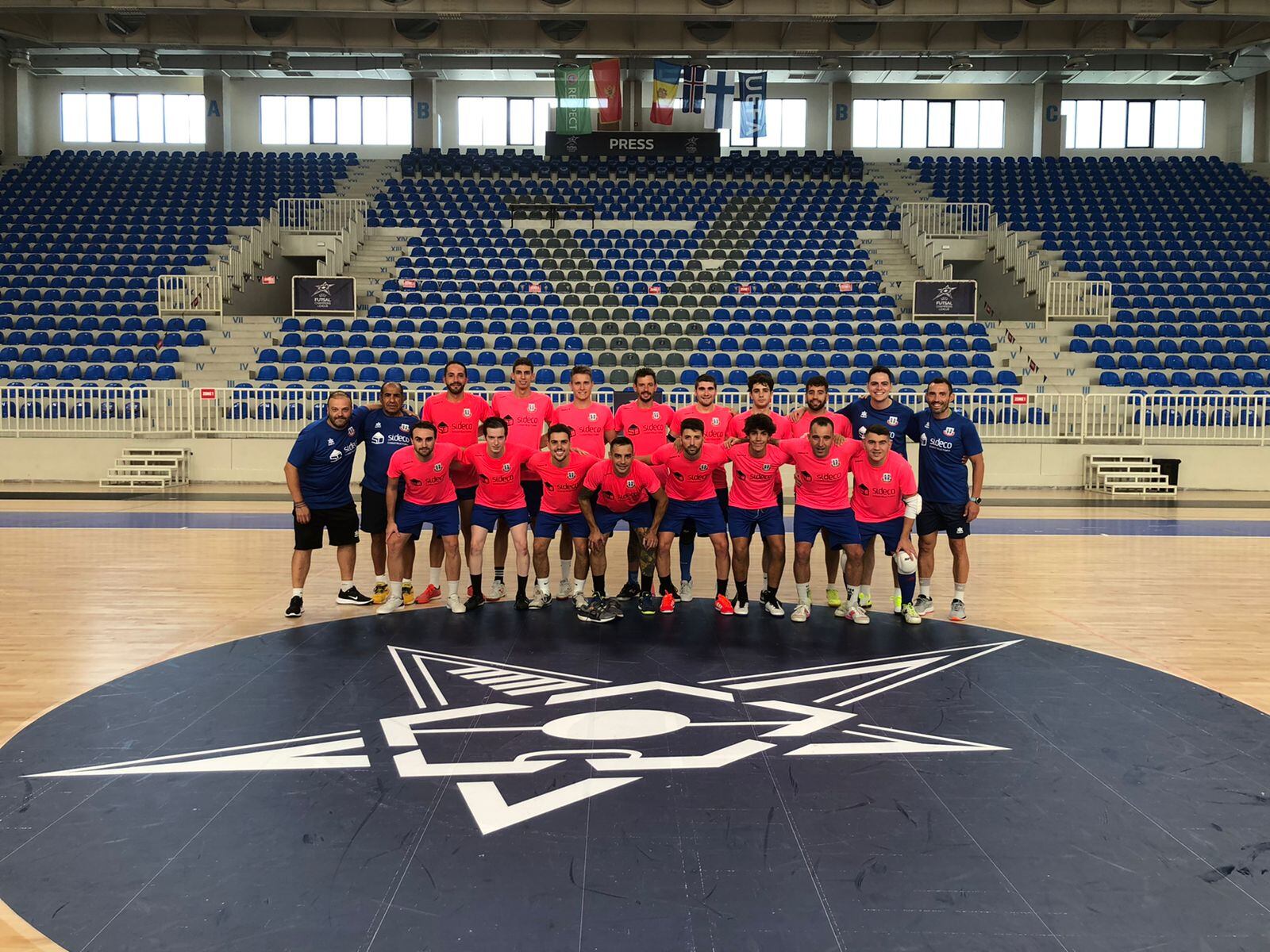 El Sideco FC Encamp en l'escenari del partit.