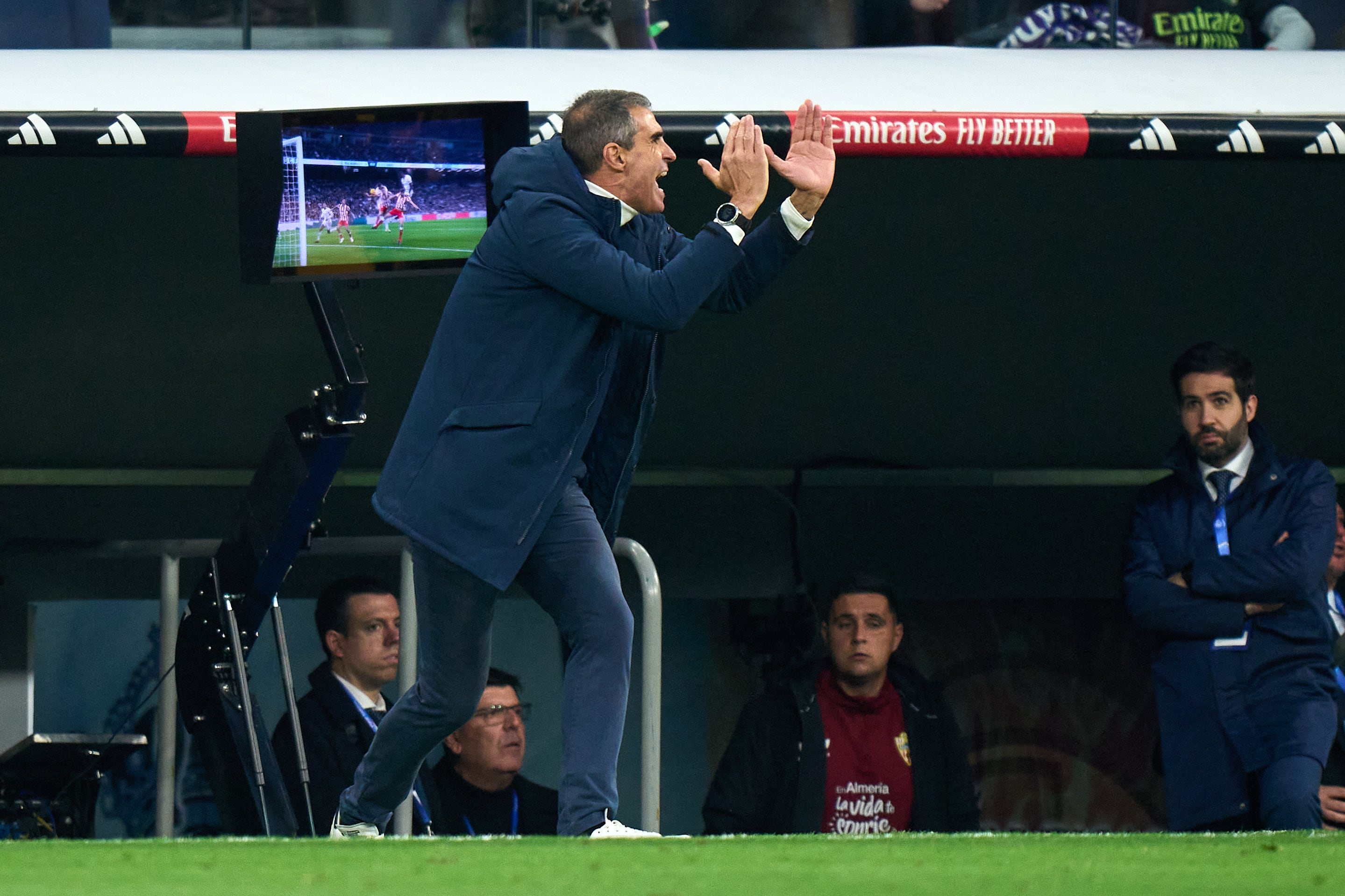 Gaizka Garitano, entrenador del Almería, protesta una decisión en el partido ante el Real Madrid