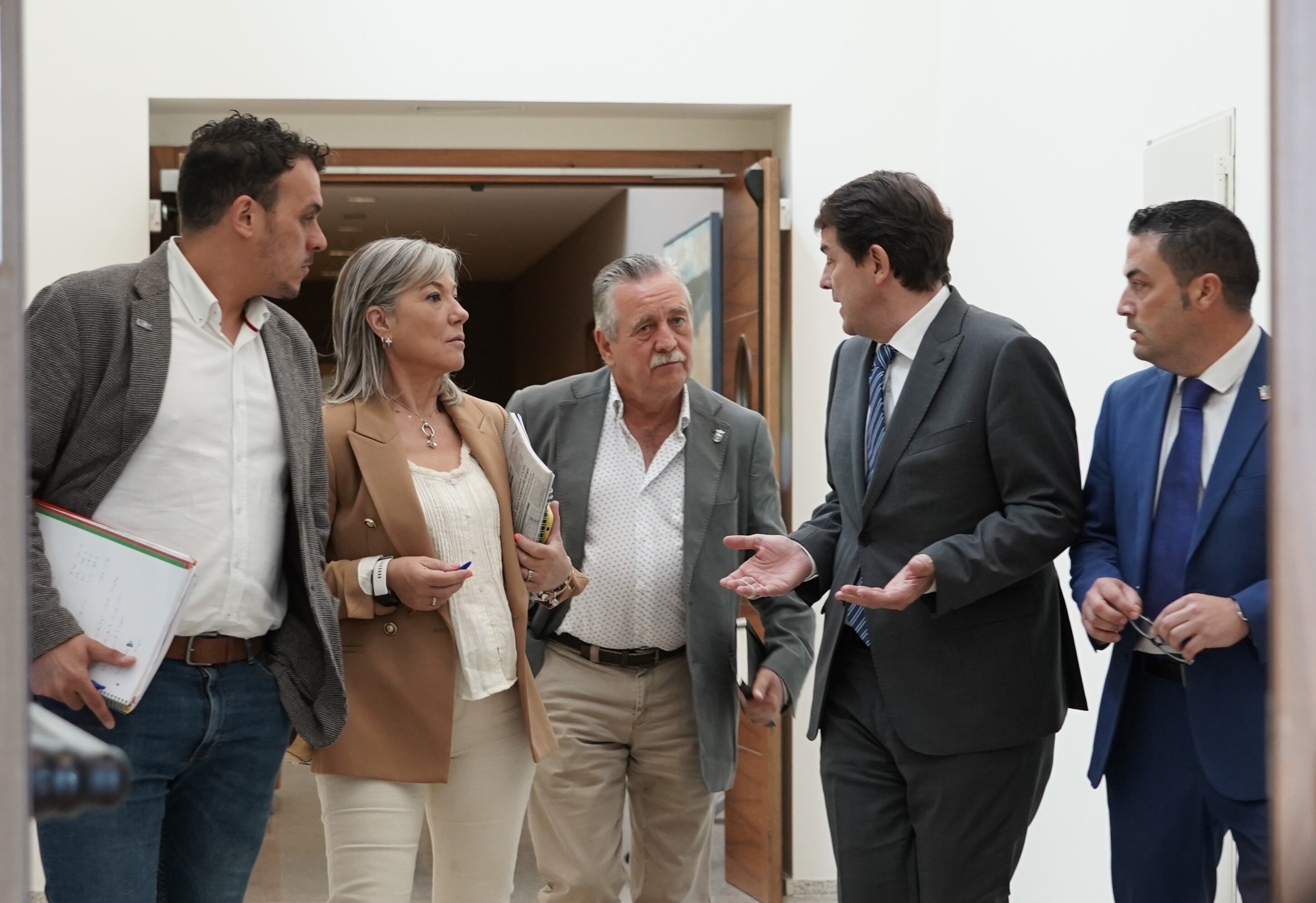 Los regidores se reunieron con el presidente de la Junta, Alfonso Fernández Mañueco, en la sede de las Cortes