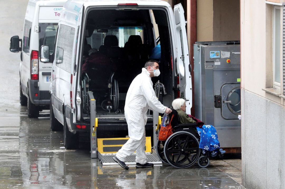 Trabajadores de la residencia Vitalia en Leganés, una de las varias residencias privadas de personas mayores que serán dirigidas por funcionarios.