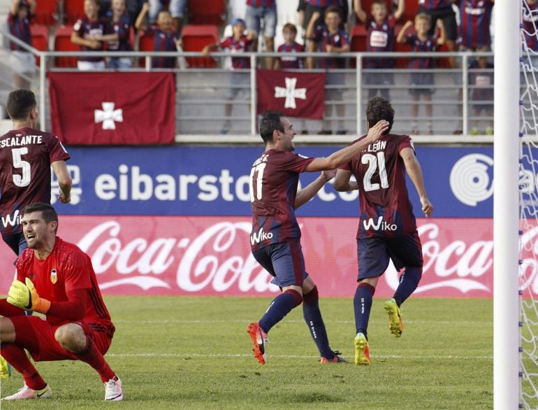 GRA275. EIBAR (GIPUZKOA), 27082016.- Los jugadores del Eibar, Pedro León (d) y Kike (i), celebran el gol, en el partido de la segunda jornada de la LigaSantander disputado en el campo de Ipurua.- EFEGorka Estrada