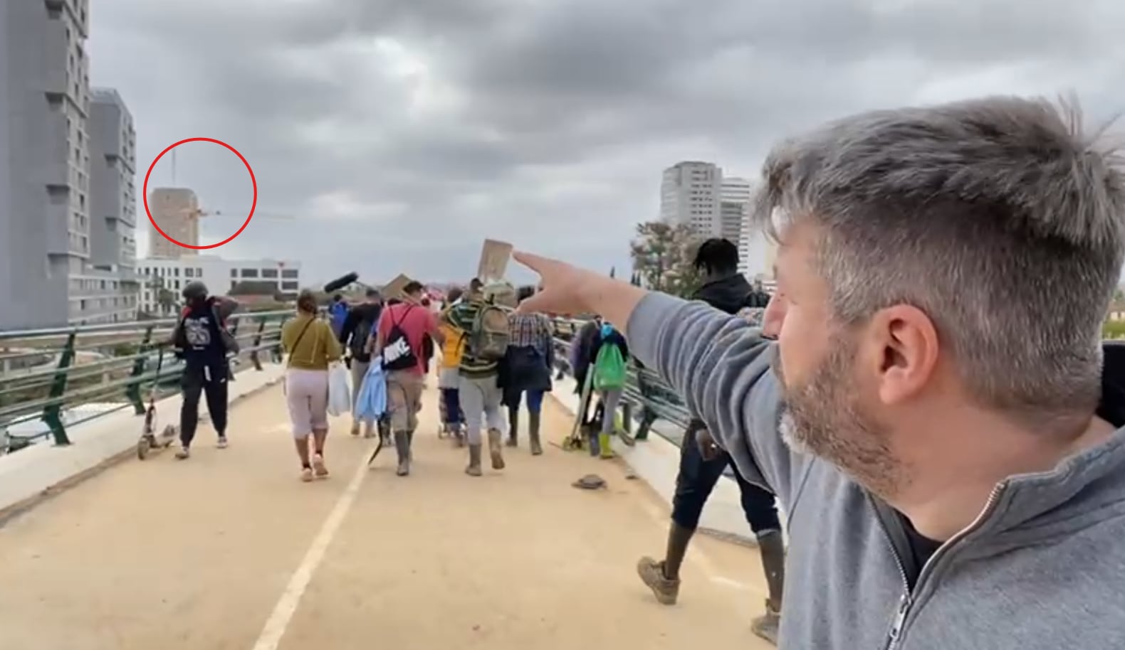 "Están subiendo a mano el agua a la gente mayor a los pisos 17...": Aimar Bretos explica desde Valencia las acciones de los voluntarios tras la DANA