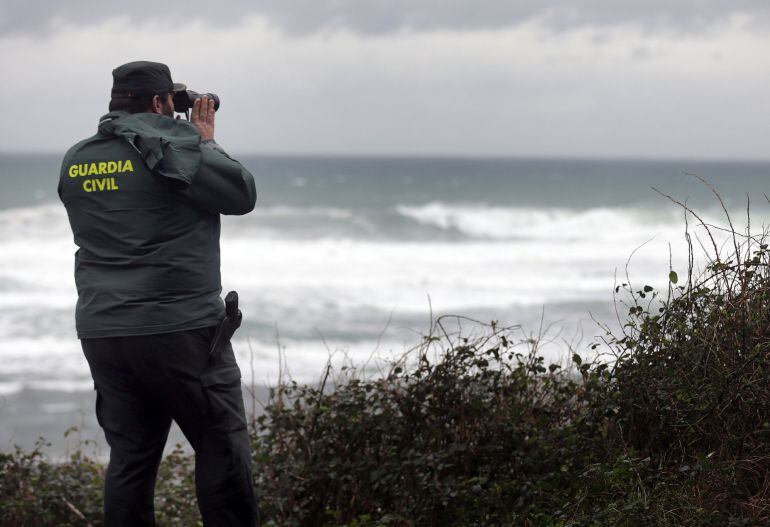 Un guardia civil durante la búsqueda