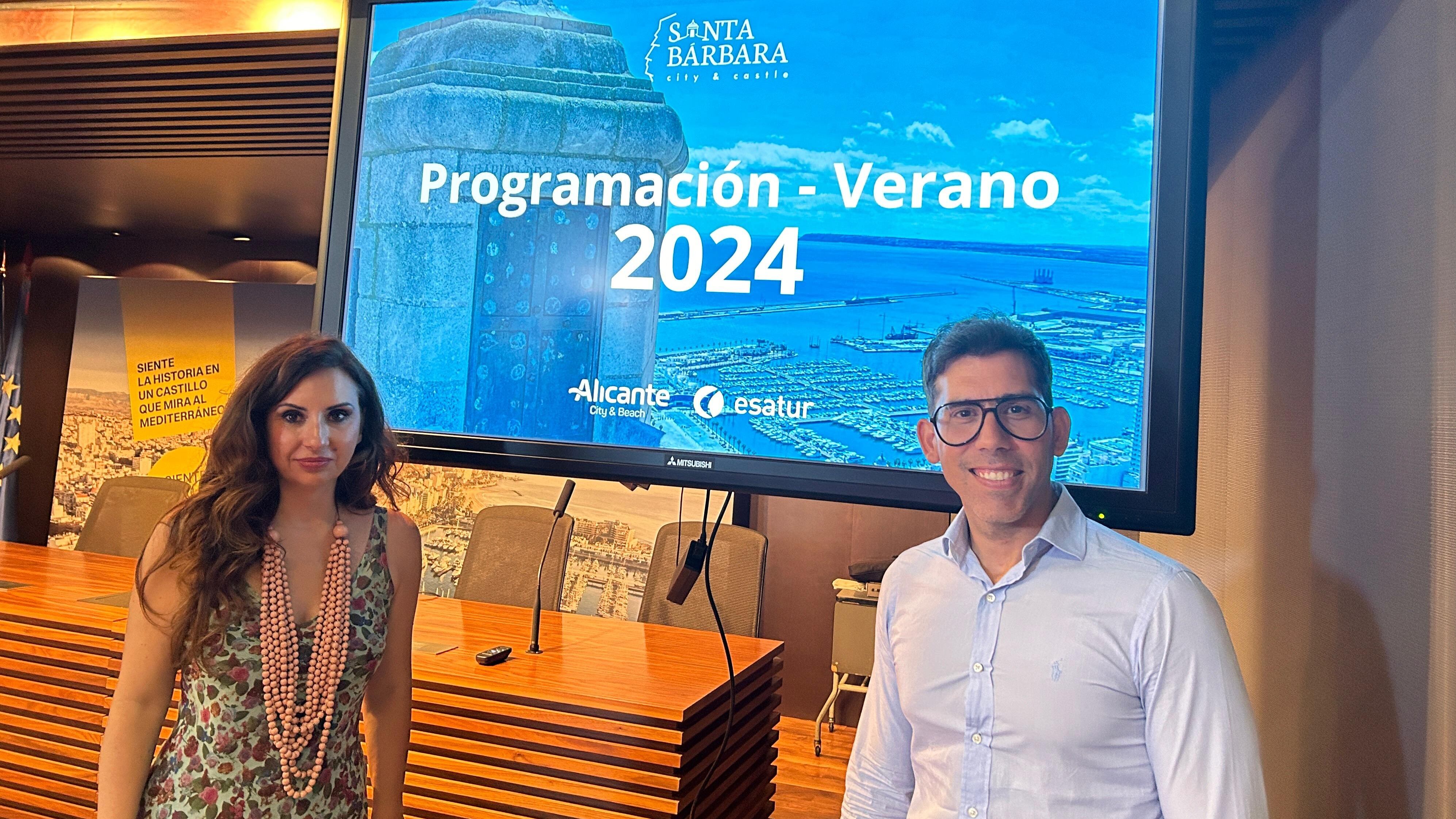 Ana Poquet, concejala de Turismo y Playas y Luis María  Pizana, director de Servicios en Esatur, presentan la programación de verano en el Castillo de Santa Bárbara