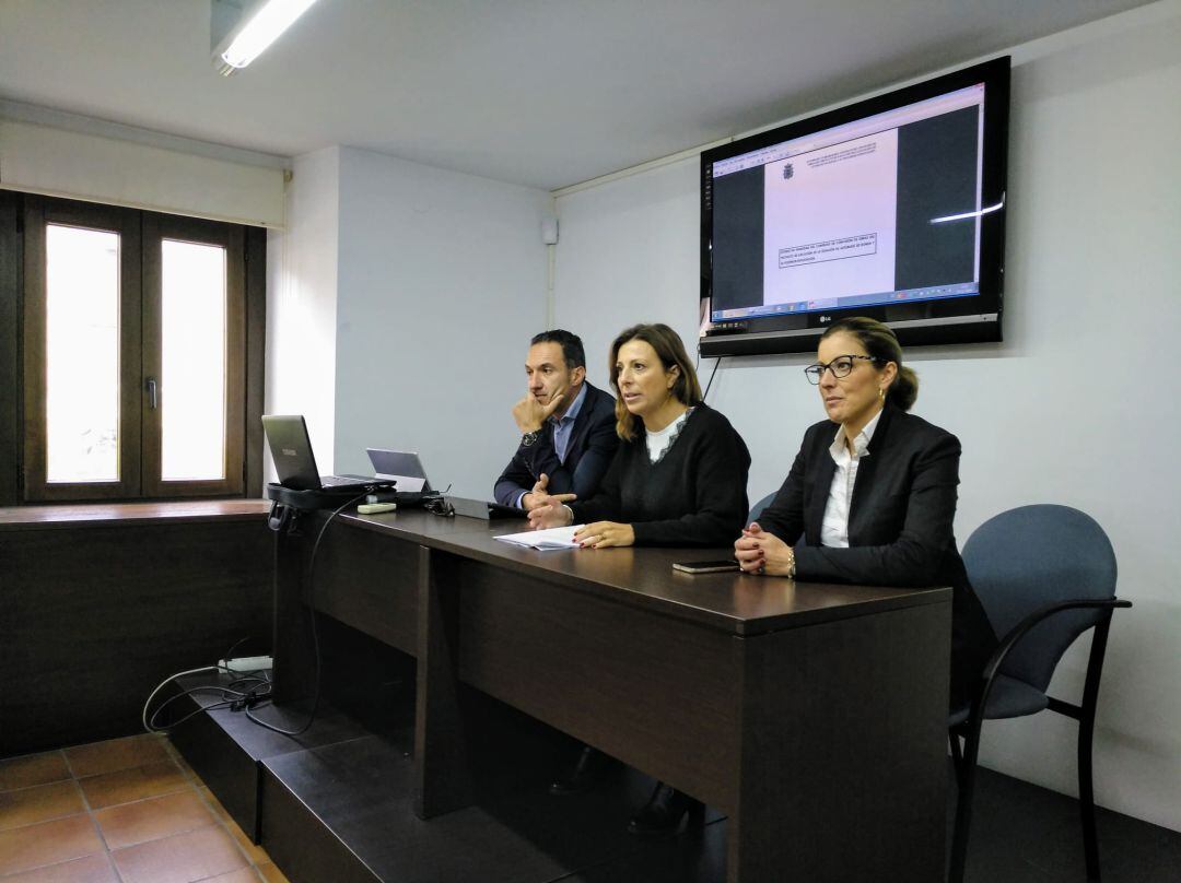 La alcaldesa, Mari Paz Fernández y la edil de Economía, Mari Carmen Martínez, han estado en la jornada informativa