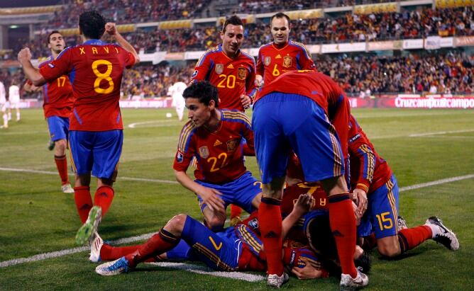 Los jugadores de la selección española celebran el primer gol del combinado español, durante el partido clasificatorio para la Eurocopa 2012, que les enfrenta esta noche a la República Checa en el estadio Nuevo Los Cármenes de Granada.