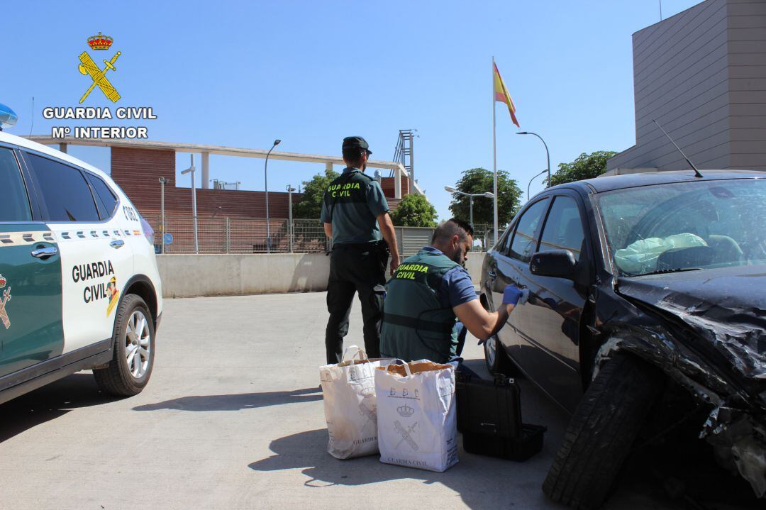 Toma de huellas en el vehículo accidentado