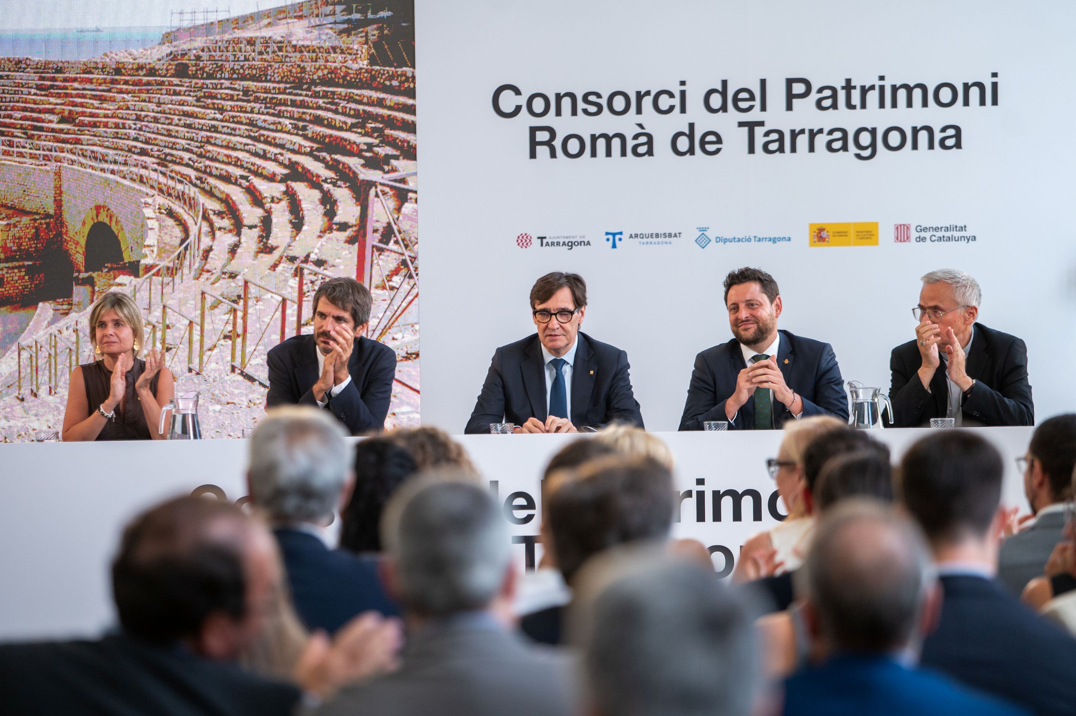 Noemí Llauradó, presidenta de la Diputació de Tarragona; Ernest Urtasun, ministre de Cultura, Salvador Illa, president de la Generalitat, Rubén Viñuales, alcalde de Tarragona, i Joan Planellas, arquebisbe de Tarragona, durant l&#039;acte de constitució del Consorci.