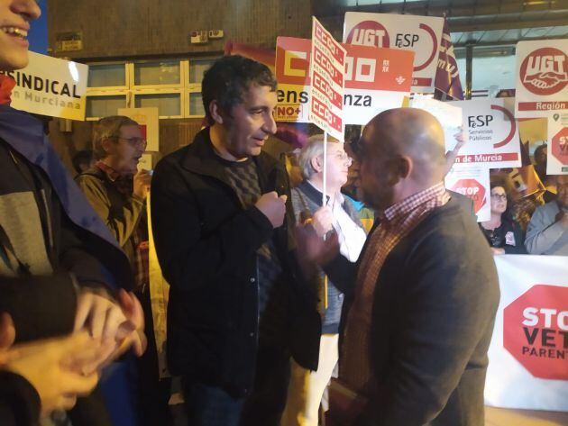 Pedro Alberto Cruz y Diego Reina, protagonistas del primer acto de objeción al veto parental, participan en la protestas frente a la consejería de Educación, convocadas por la Plataforma por la Educación Pública de la Región de Murcia