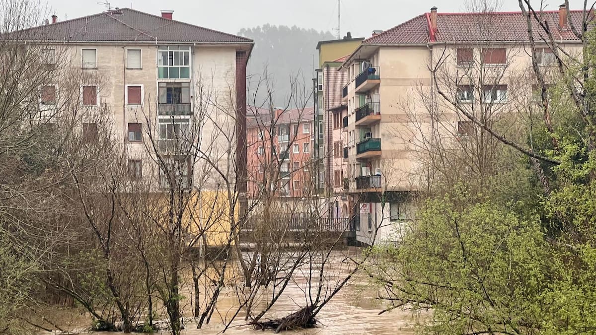 El río Butrón alcanza los siete metros en Mungia y provoca inundaciones en garajes y viviendas aisladas