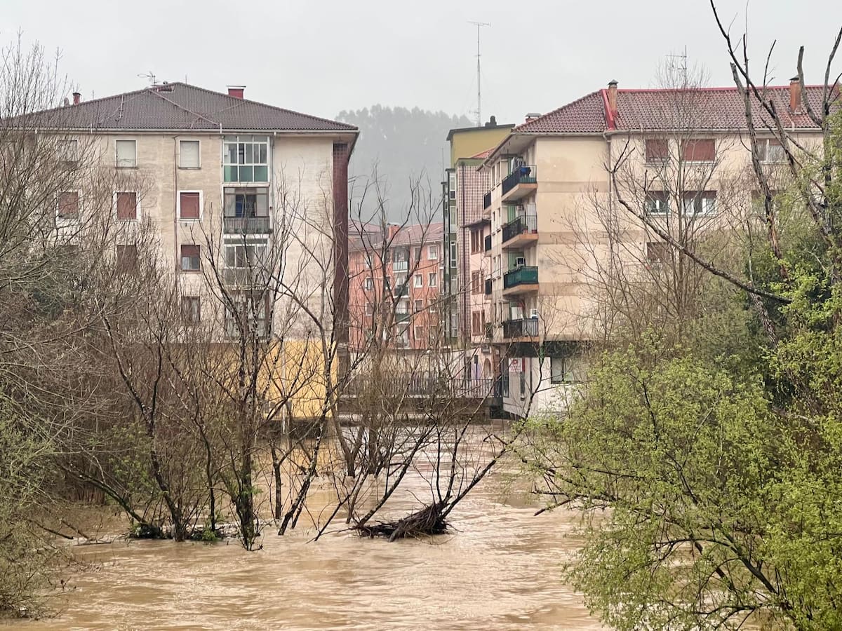 El río Butrón alcanza los siete metros en Mungia y provoca inundaciones en garajes y viviendas aisladas