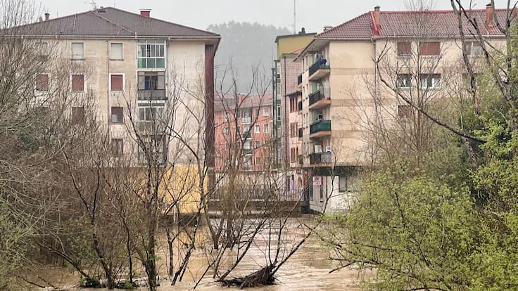 El río Butrón alcanza los siete metros en Mungia y provoca inundaciones en garajes y viviendas aisladas
