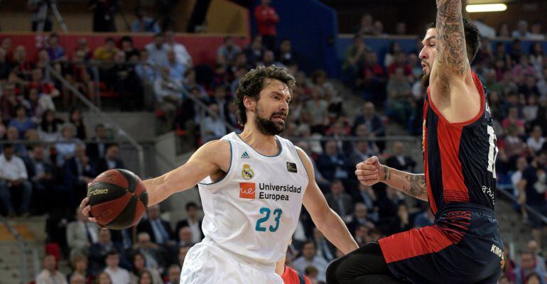 Llull trata de pasar el balón durante la pasada final ante Baskonia