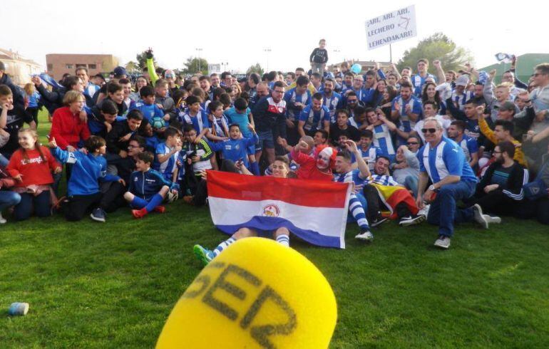 Celebración en el campo del ascenso a Tercera División