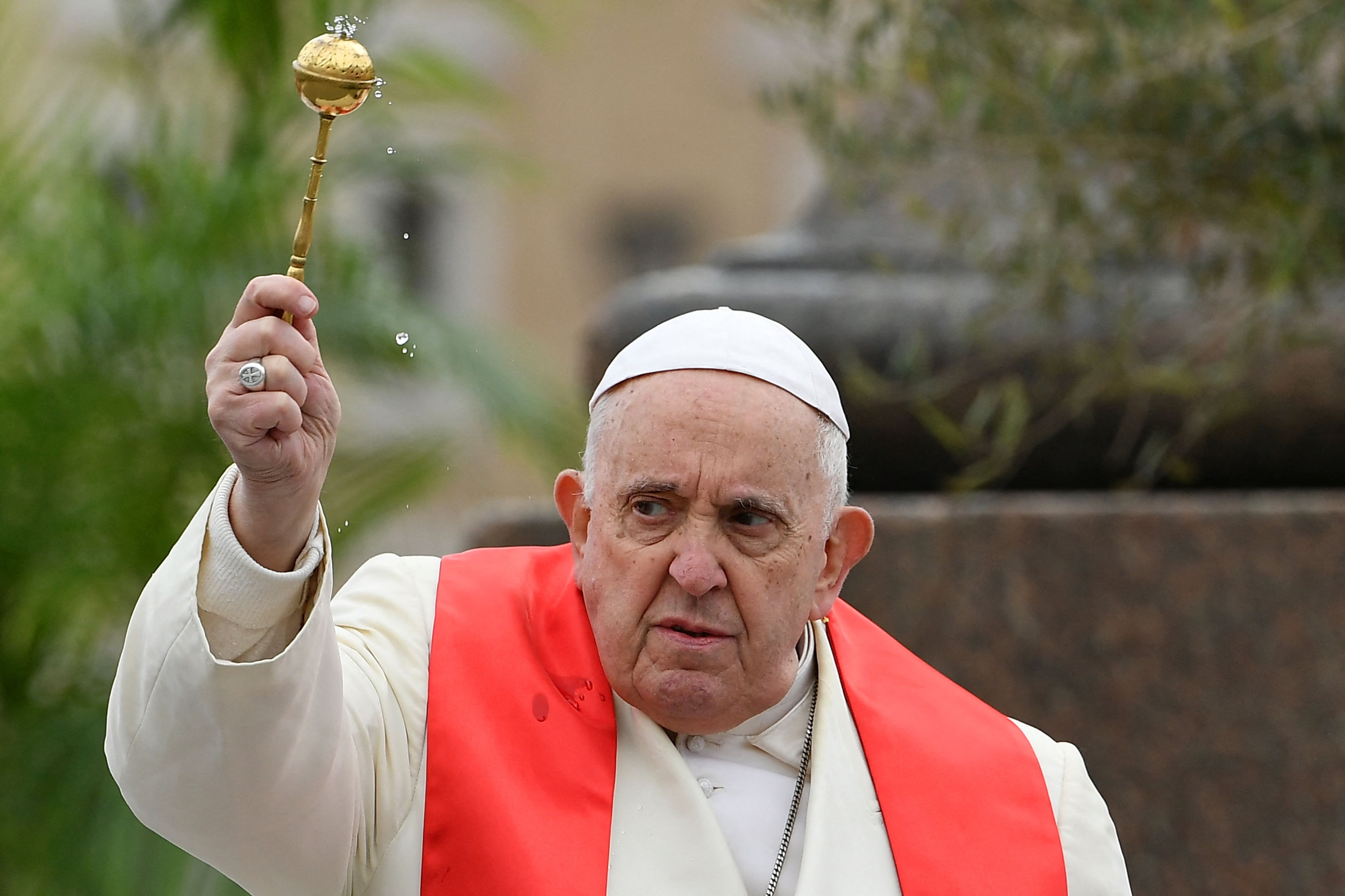 El papa Francisco durante la tradicional misa de Domingo de Ramos celebrada este domingo en la plaza de San Pedro del Vaticano