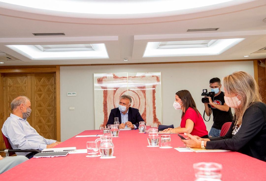 El presidente de Canarias, Ángel Víctor Torres y la consejera de Turismo, Yaiza Castilla, en una reunión con el CEO de TUI, Sebastian Ebel