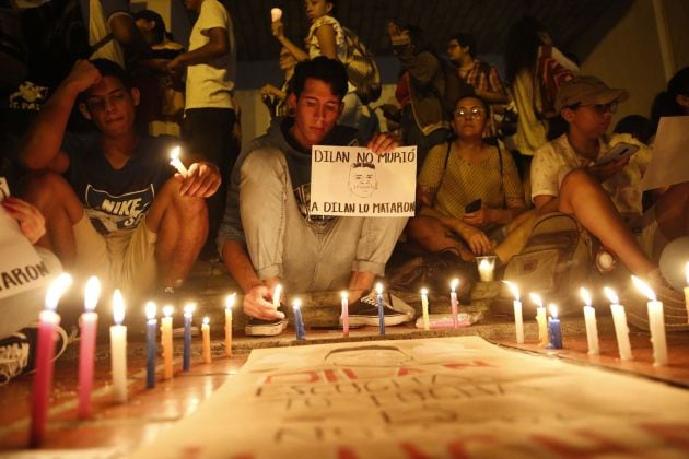 Cientos de personas participan este martes de una manifestación en rechazo a la muerte del estudiante Dilan Cruz por un disparo de la policía antidisturbios, frente a la Alcaldía de Cali (Colombia).