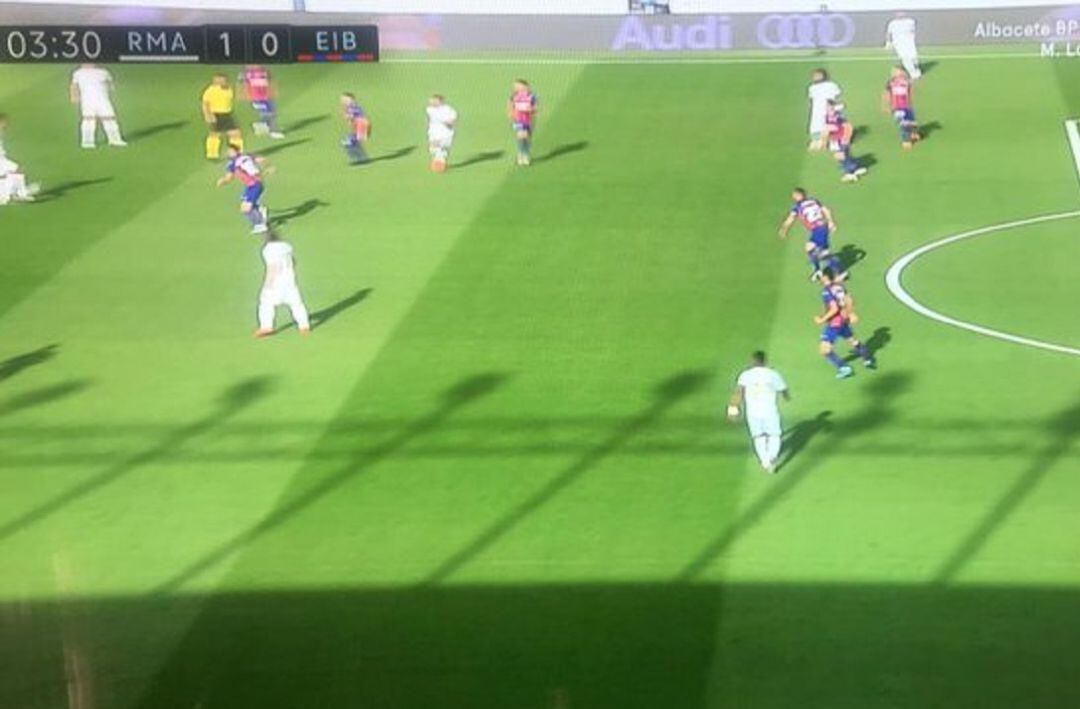 Momento en el que Benzema recibe de Casemiro, en el inicio de la jugada del 1-0 de Kroos