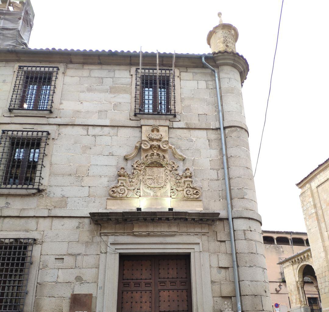 Imagen de la fachada de la Casa de la Lectura donde se ha realizado la tarea de limpieza y conservación de varios elementos ornamentales