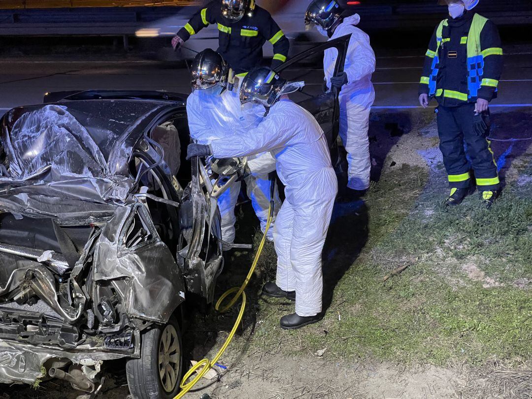 Los bomberos tuvieron que excarcelar el cadaver del conductor del vehículo.