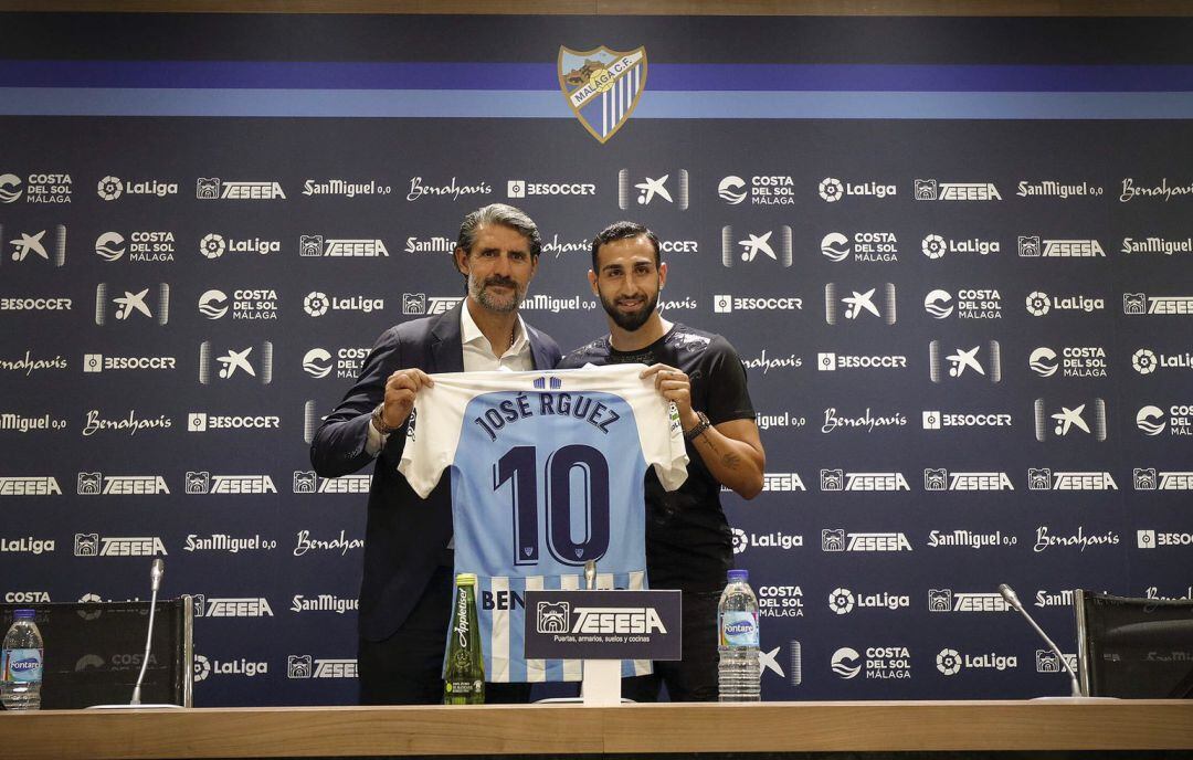 José Rodríguez posa junto a Caminero en la presentación como segundo fichaje blanquiazul