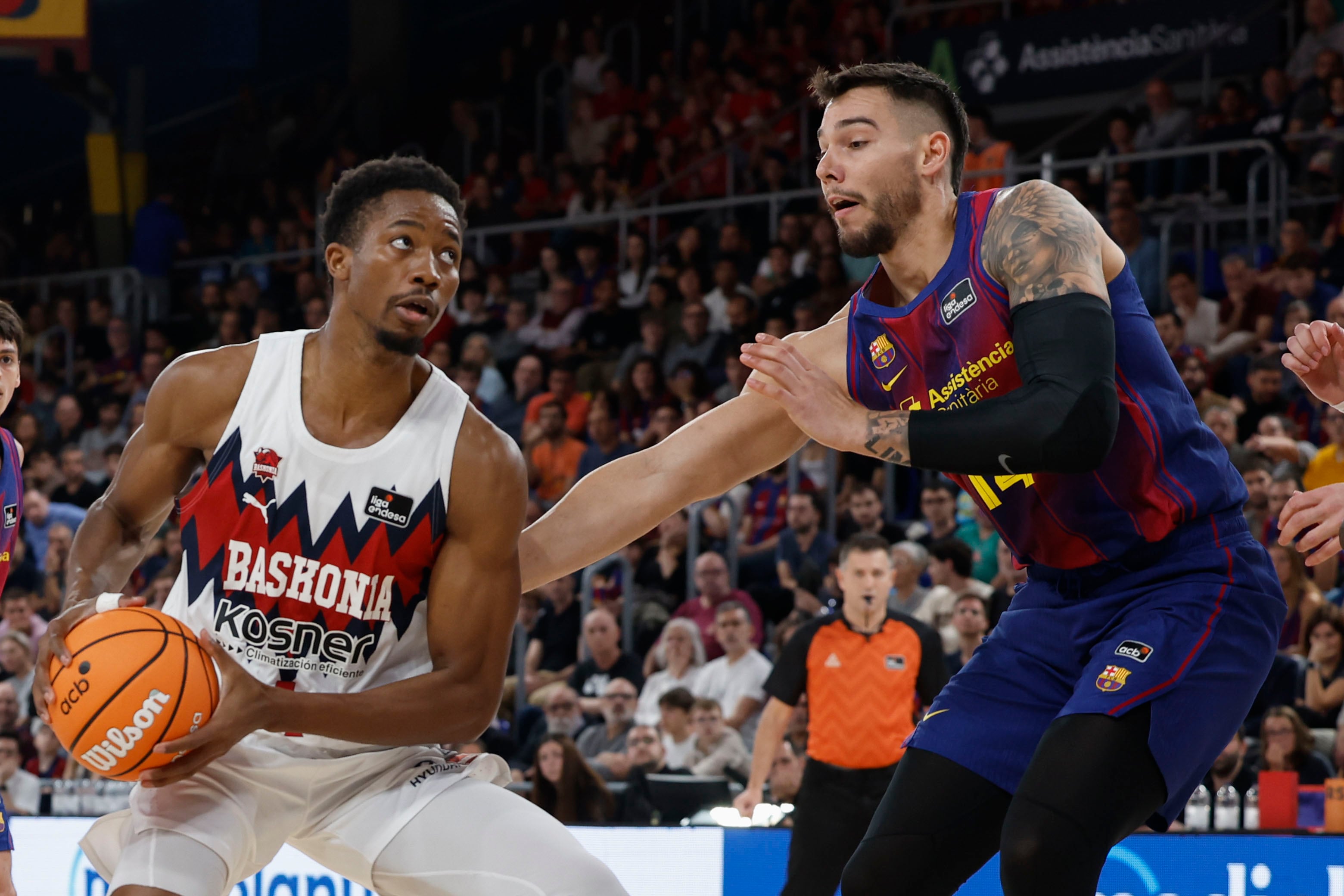 BARCELONA, 16/11/2025.- El pívot de Baskonia Mamadi Diakite (i) juega un balón ante Willy Hernangómez, del Barça, durante el partido de la Liga Endesa de baloncesto que FC Barcelona y Saski Baskonia disputan este domingo en el Palau Blaugrana. EFE/Toni Albir
