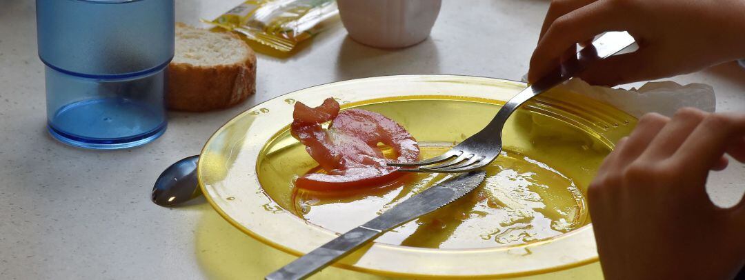 Niño en un comedor escolar