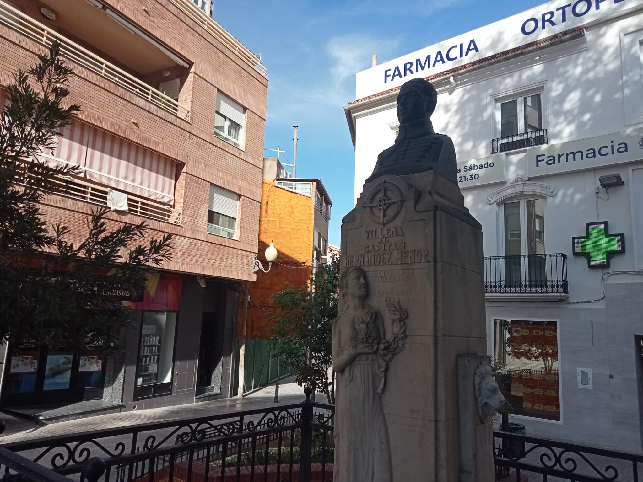 Busto del Capitán Angel Hernández Menor