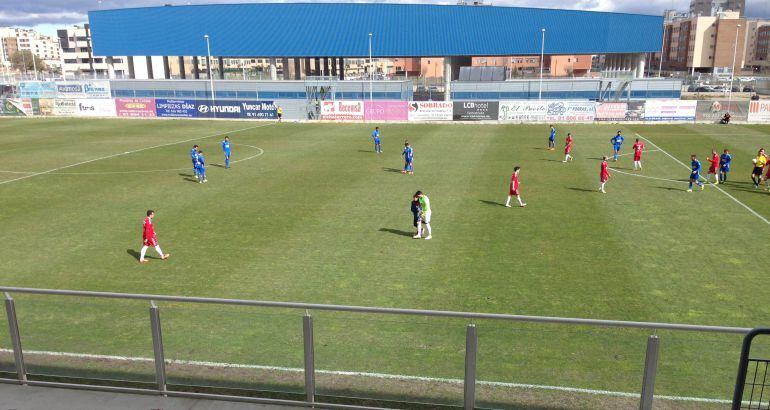 El portero del Talavera, Angel Bernabé, abandona el terreno de juego con una luxación de hombro.