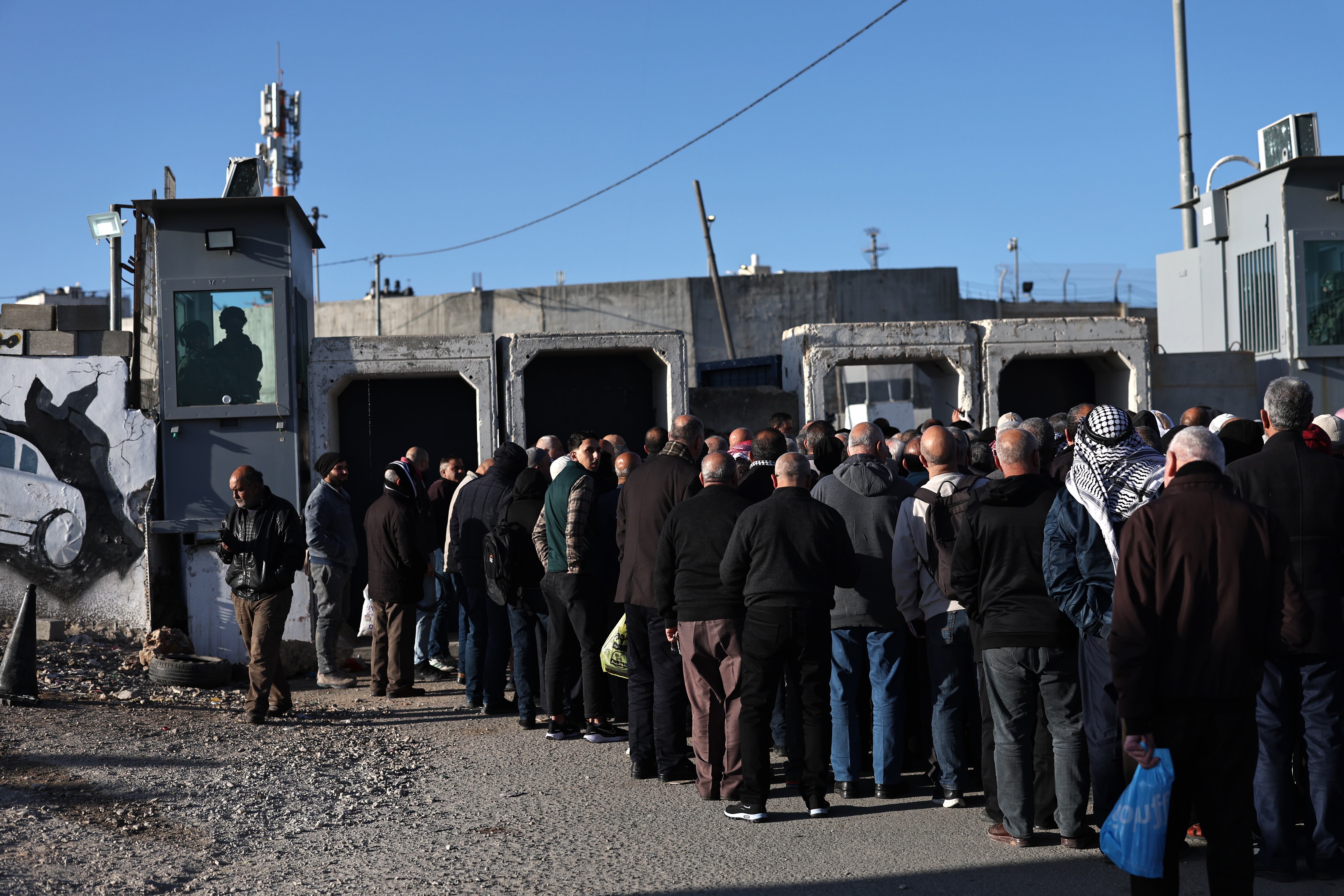 Palestinos de Cisjordania hacen cola para poder acceder a rezar a la mezquita de Al Aqsa este viernes