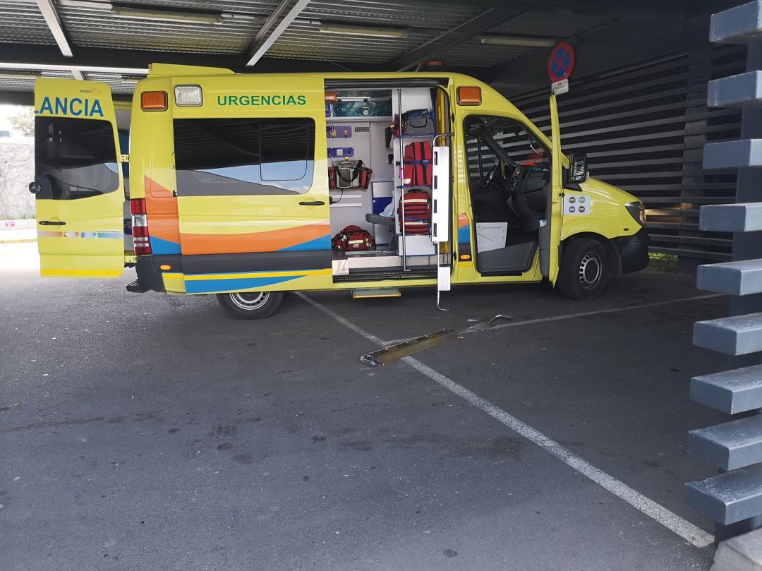 Una ambulancia a las puertas del área de Urgencias del Hospital Comarcal de la Serranía de Ronda