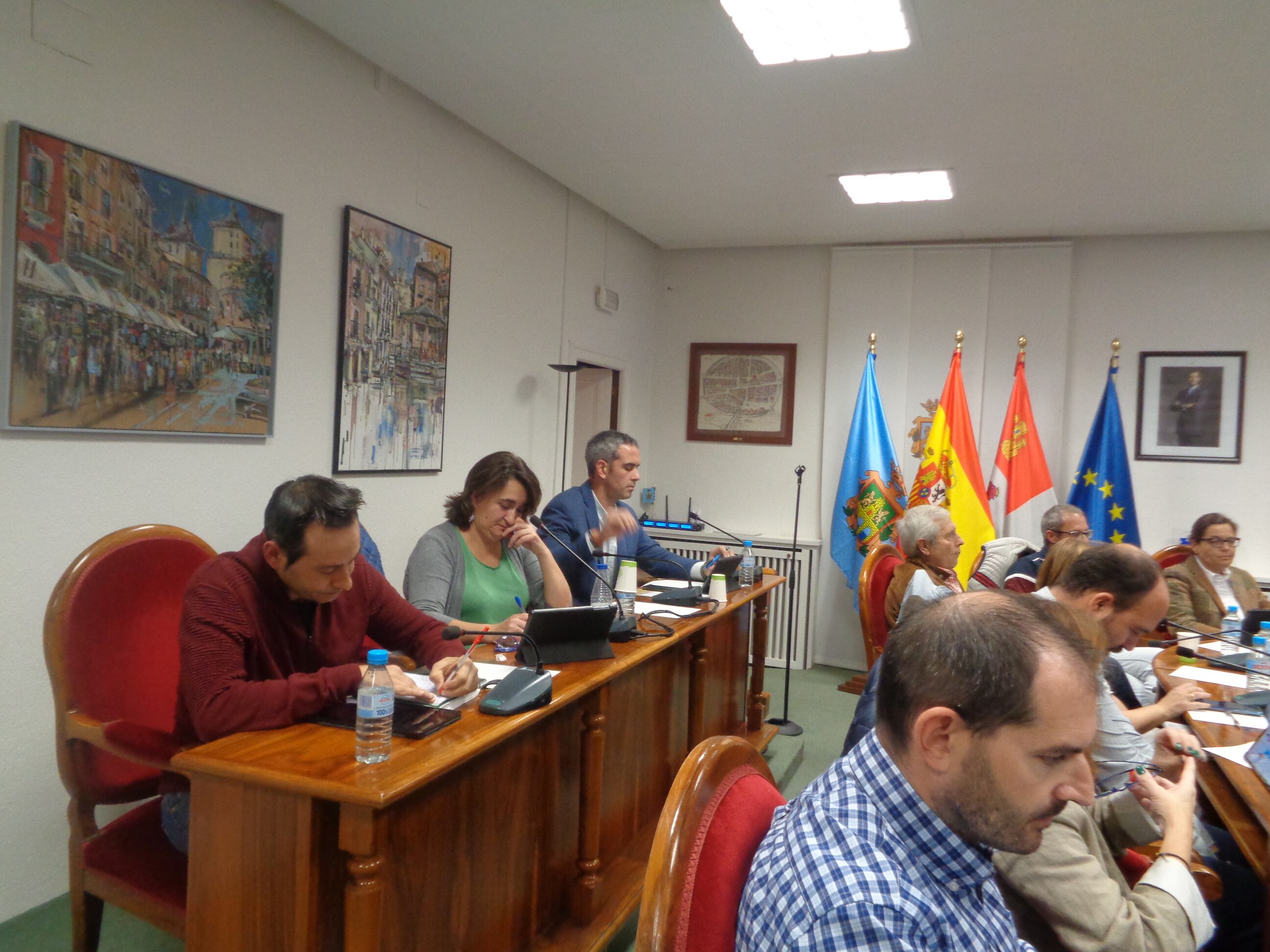 Podemos y Vox coincidieron en la necesidad de someter a consulta el calendario de los festivos locales