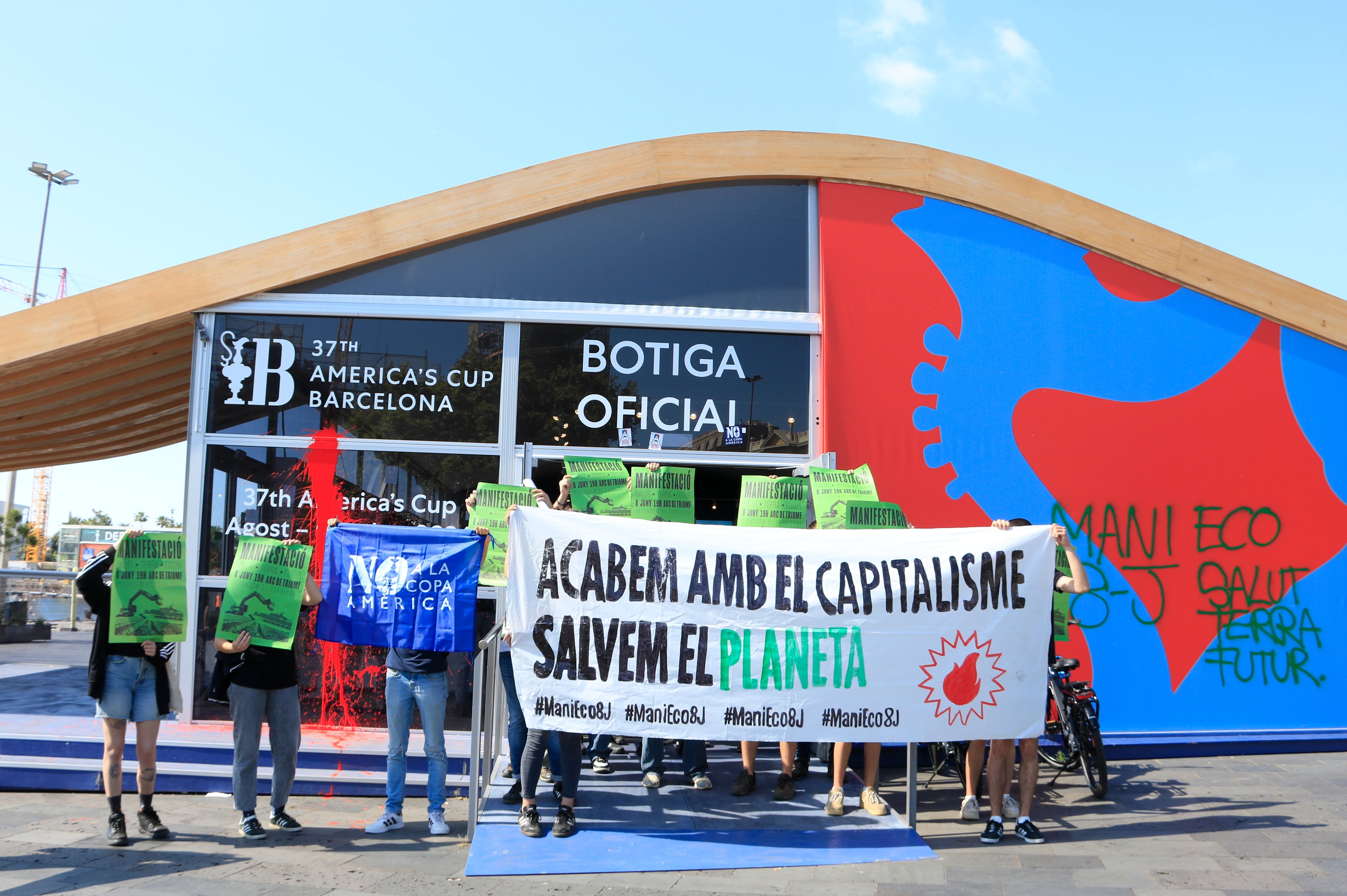 Activisites impedeixen l&#039;entrada a la botiga de la Copa Amèrica a Barcelona per protestar contra els macroprojectes