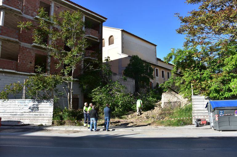 Trabajos de desbroce en la trasera del Teatro Dengra