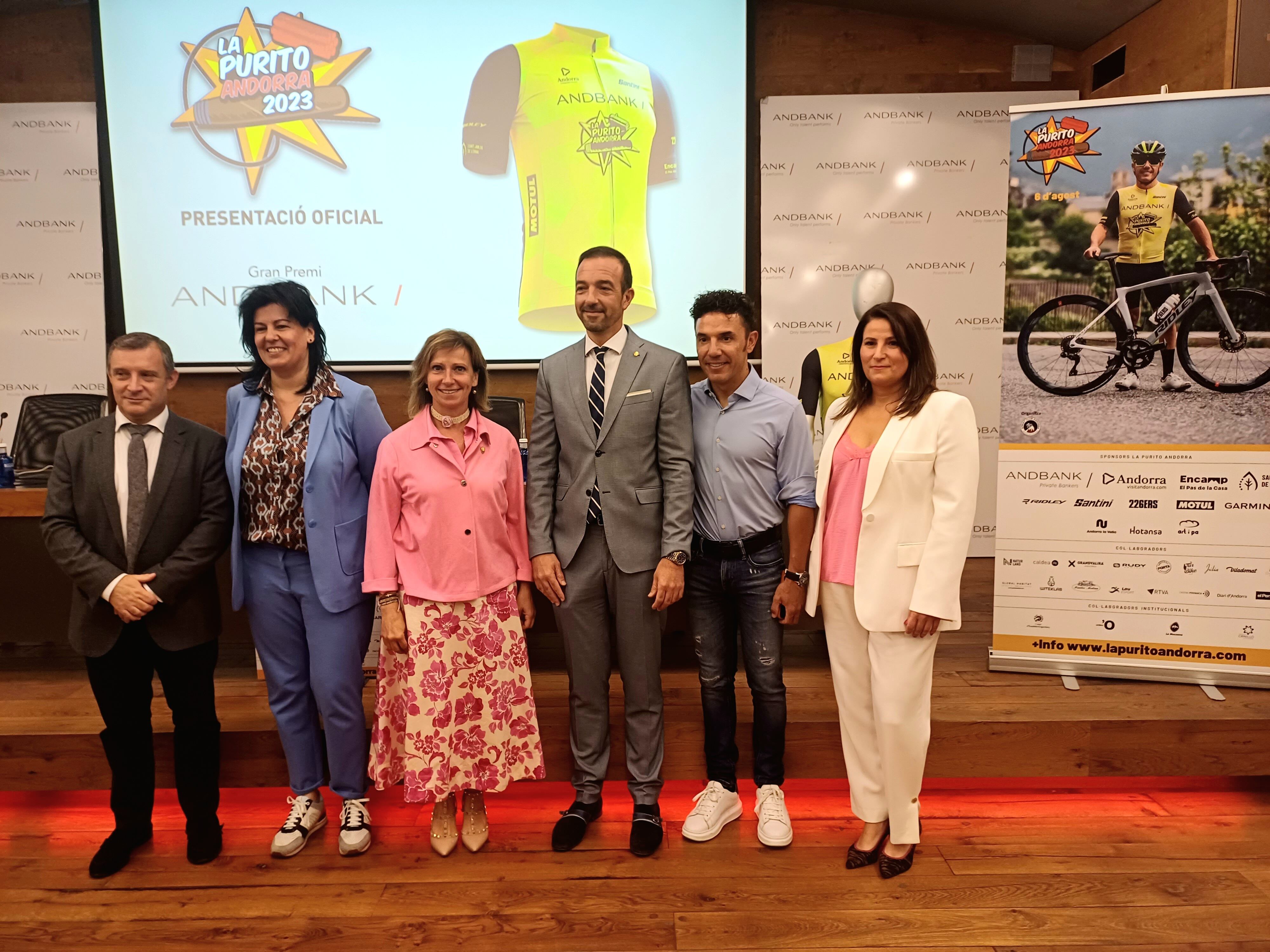 Joaquim 'el purito' Rodríguez, acompanyat del ministre de Turisme i Comerç, Jordi Torrres, i dels cònsols de Sant Julià i de la Massana