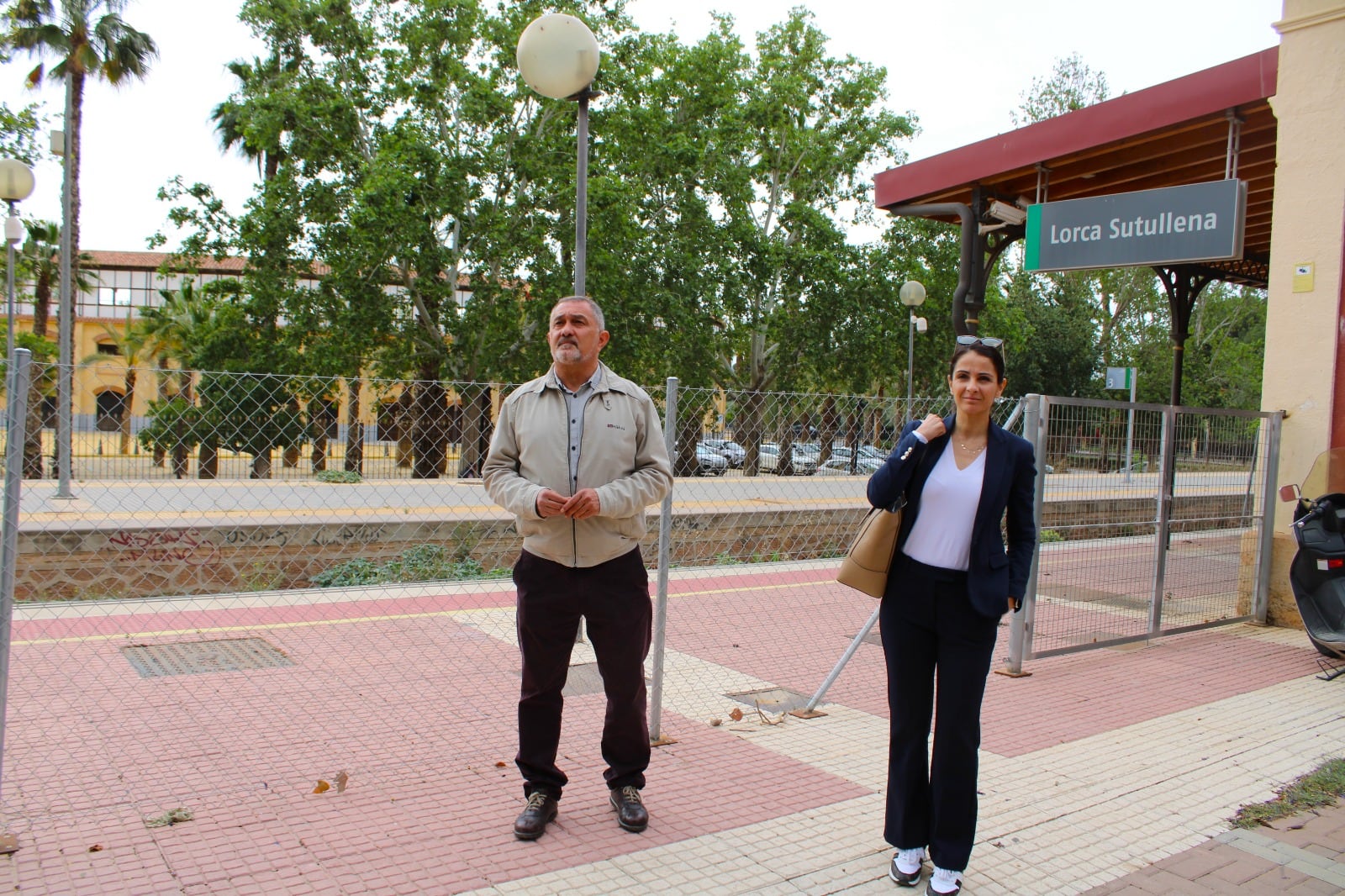 Ángel Meca edil de Infraestructuras, junto a la antigua estación de Lorca Sutullena