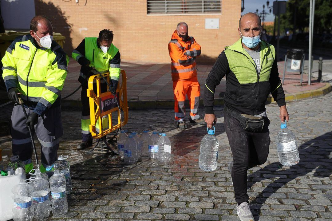  Vecinos de Marchena, con agua procedente de un camión cisterna.