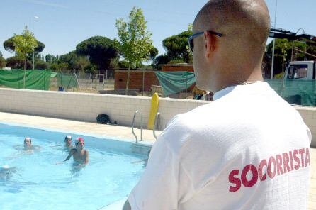 Socorrista en una piscina