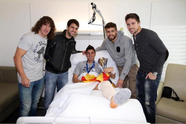 Puyol, Cesc, Piqué y Fontàs llevan la copa del Mundial de Clubes a David Villa al hospital