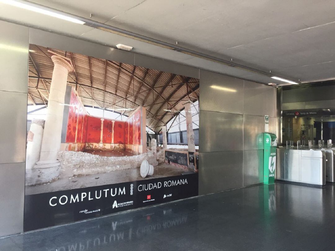 Imagen de Complutum instalada en la estación de tren de La Garena.
