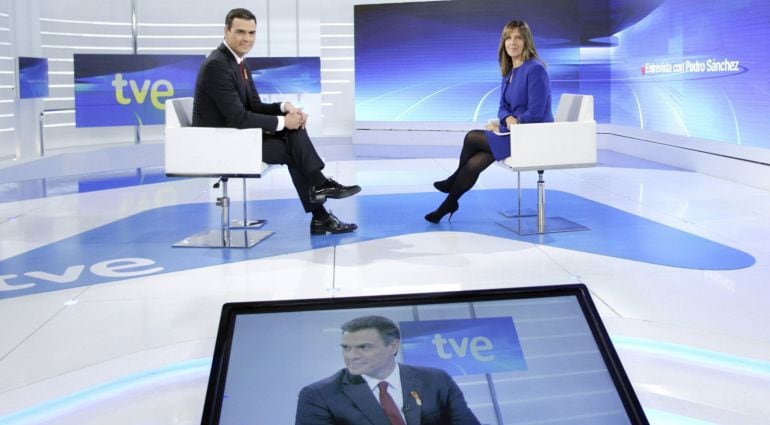 GRA410. MADRID, 02/11/2015.- Imagen facilitada por RTVE, del secretario general del PSOE, Pedro Sánchez, y la presentadora del TD-2, Ana Blanco, durante la entrevista a la que el dirigente socialista se ha sometido esta noche en televisión española. EFE. 