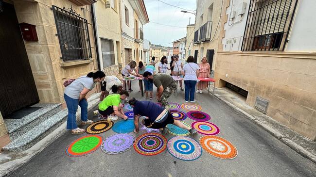 A la hora de la instalación se implicó a todo el pueblo.